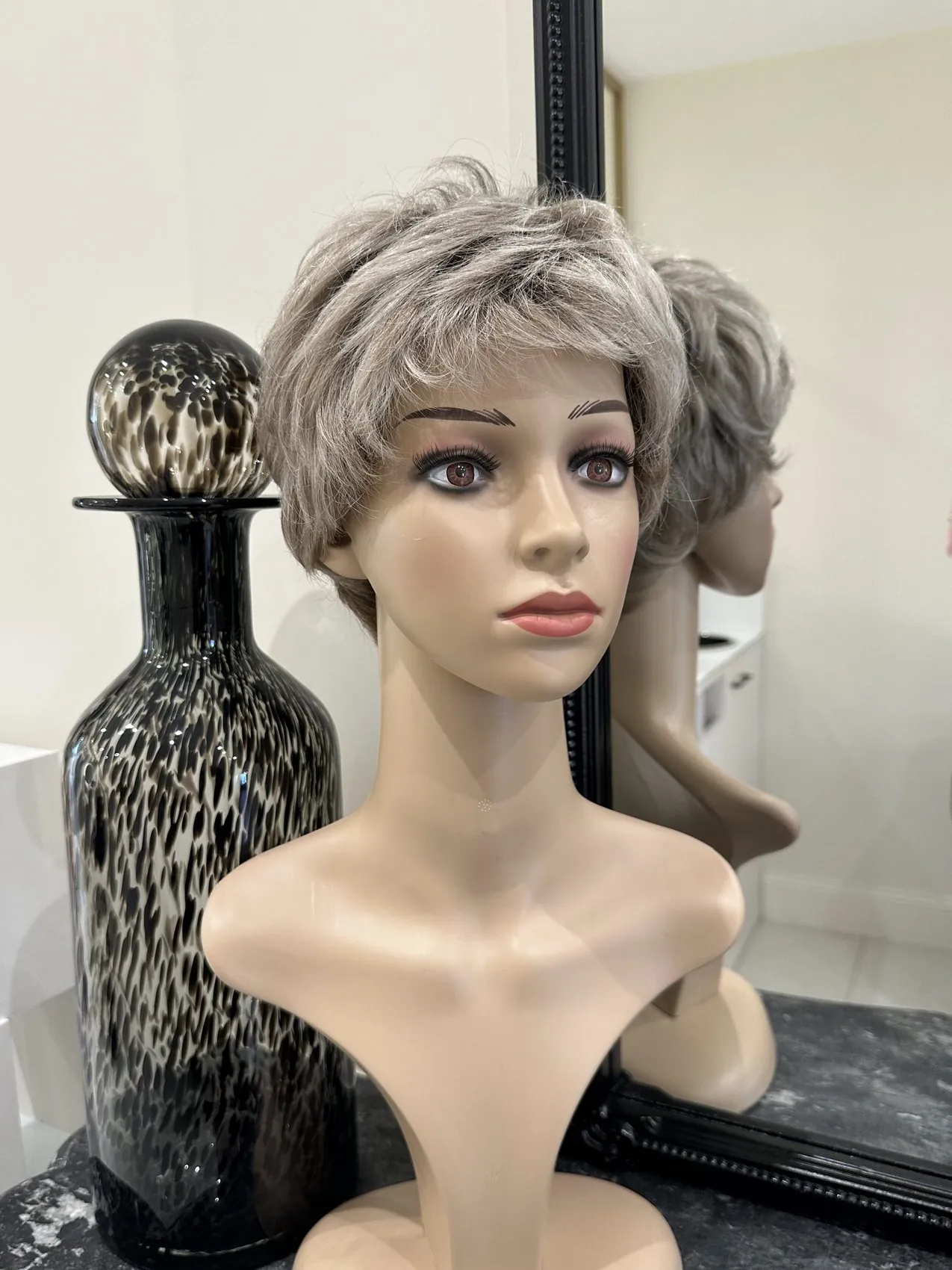 Prothèse capillaire courte, blond cendré