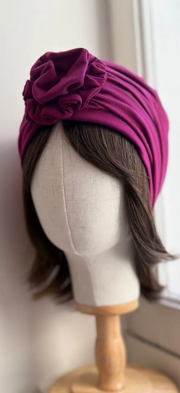 Turban prune sur prothèse capillaire partielle